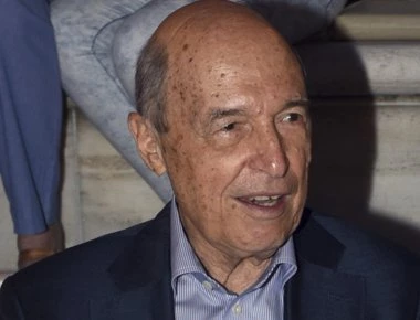 Ιστορικό στέλεχος του ΠΑΣΟΚ με μια επιστολή «στήνει στον τοίχο» τον Κώστα Σημίτη
